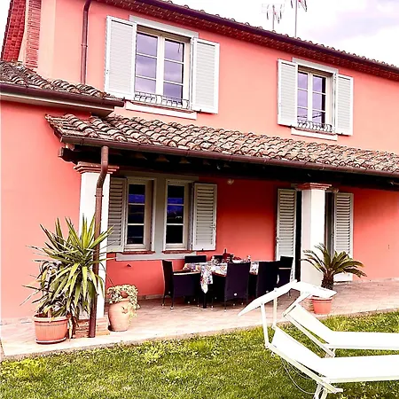 Giulia A Villa Montecarlo