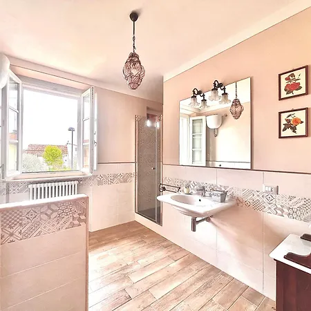 Giulia A Villa Montecarlo